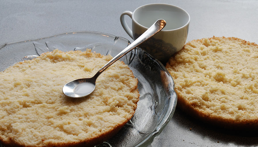 Favorittkake med tente bursdagslys Ingredienser 2 Egg 180 g Sukker 125 g Hvetemel 1 ½ ts Bakepulver 2 ts Vaniljesukker 1 dl Kokende vann