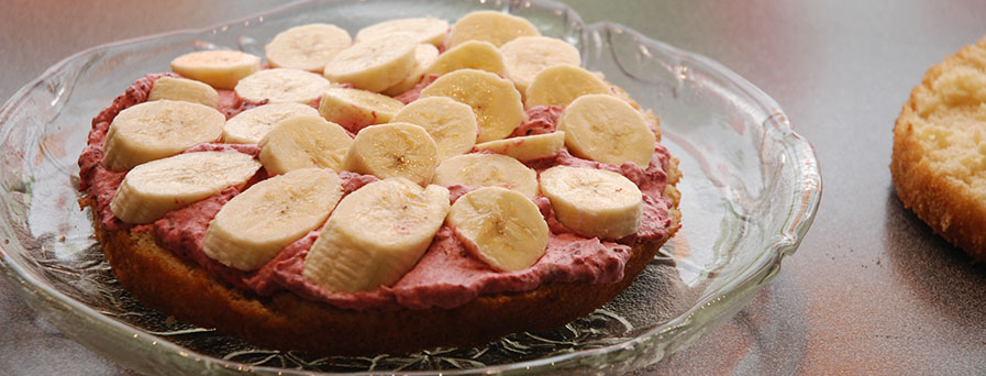 Favorittkake  - Bløtkake Ingredienser 2 Egg 180 g Sukker 125 g Hvetemel 1 ½ ts Bakepulver 2 ts Vaniljesukker 1 dl Kokende vann