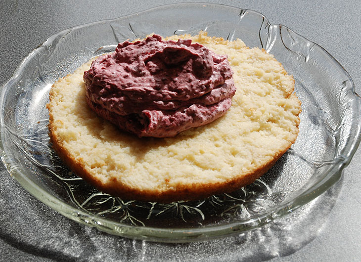 Favorittkake - Bløtkake Ingredienser 2 Egg 180 g Sukker 125 g Hvetemel 1 ½ ts Bakepulver 2 ts Vaniljesukker 1 dl Kokende vann