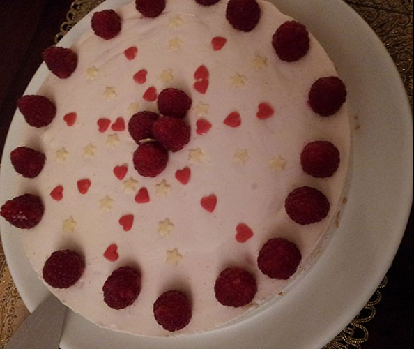 Bringebærostekake med pynt Ingredienser: Bunn: 225 g Kjeks (Digestive e.l.) 115 g Smør (smeltet) Ostekrem: 1 pk Bringebærgele (bruk halvparten av vannet som er oppgitt) Litt frosne bringebær, blåbær eller bjørnebær 1 bx Kremfløte 1bx Rømme 1bx Philadelphiaost el. 1 ts Vaniljesukker