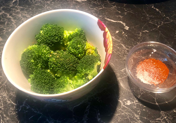 Brokkoli med hvitløk og sitron Ingredienser 1 Fersk brokkoli 1 fed Hvitløk 2 ss Olivenolje ½ Sitron (saft) 2 ss Paprika krydder 1 s Salt