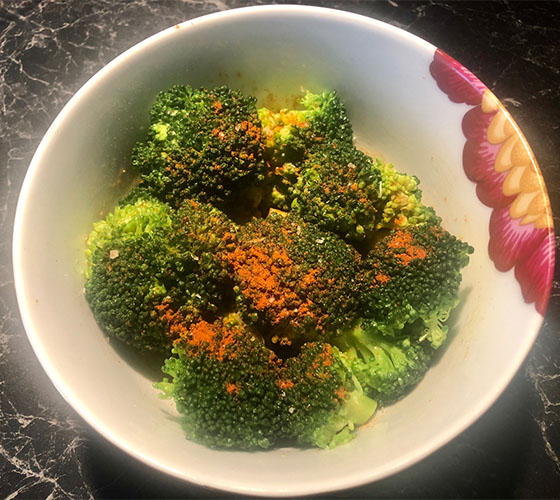 Brokkoli med hvitløk og sitron Ingredienser 1 Fersk brokkoli 1 fed Hvitløk 2 ss Olivenolje ½ Sitron (saft) 2 ss Paprika krydder 1 s Salt