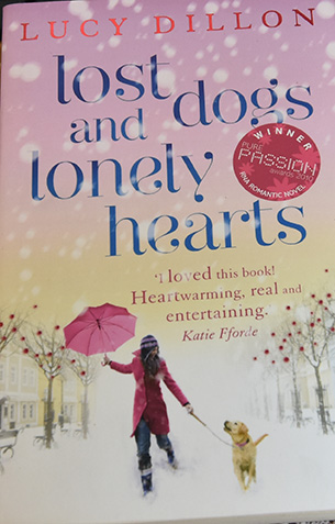 Lucy Dyllen (2009) «Lost Dogs and Lonely Hearts» Hodder & Stoughton og havrekjeks med sjokoladebiter