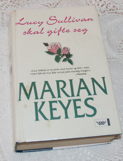 Keyes, Marian (2007) «Lucy Sullivan skal gifte seg». N.W.DAMM & søn
