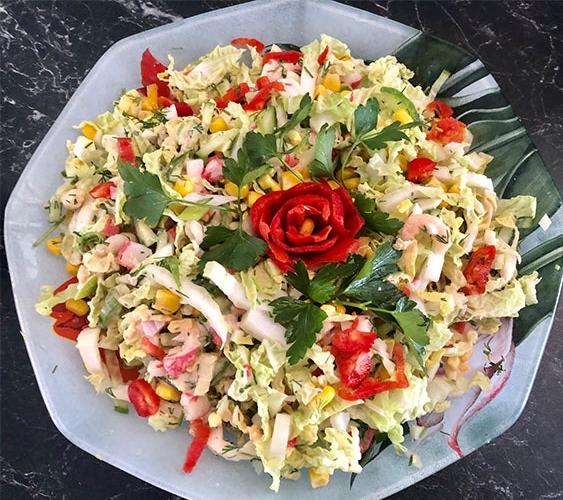 Salat med reker og crabsticks Ingredienser 1 Kinakål 1 Agurk 1 boks Mais 1 Paprika 2 Egg (hardkokte) 1 pakke Crabsticks (tint) 1 boks Reker (i lake) 1 bunt Vårløk 1 bunt Dill/persille