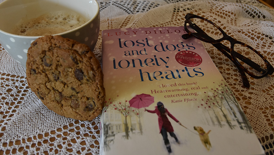 Lucy Dyllen (2009) «Lost Dogs and Lonely Hearts» Hodder & Stoughton og havrekjeks med sjokoladebiter