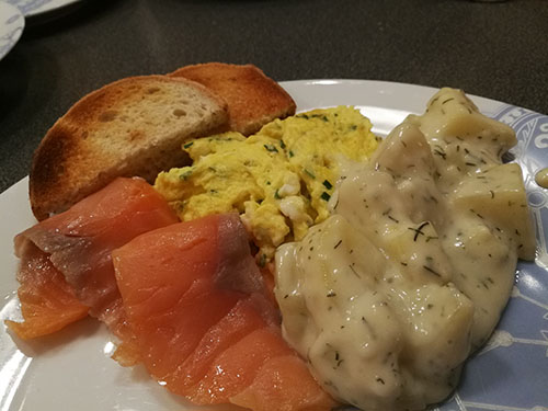 Røktlaks med dillstuede poteter  Ingredienser  10	Poteter 2 ss	Hvetemel 4 dl	Melk ½ ts	Salt ½ ts	Pepper 3 ss	Dill (hakket)