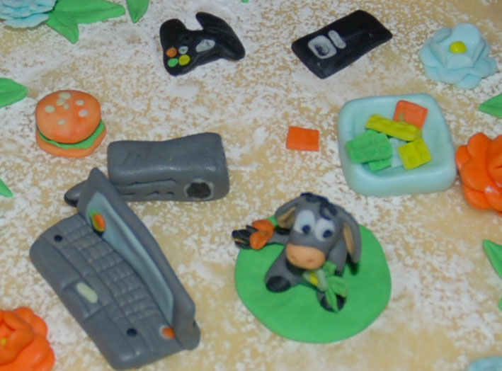 Edgards konfirmasjonskake Bunn: 2 Egg 180 g Sukker 125 g Hvetemel 1 ½ ts Bakepulver 2 ts Vaniljesukker 1 dl Kokende vann