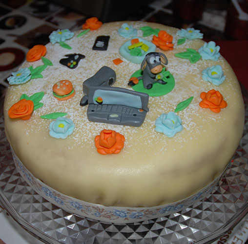 Edgards konfirmasjonskake Bunn: 2 Egg 180 g Sukker 125 g Hvetemel 1 ½ ts Bakepulver 2 ts Vaniljesukker 1 dl Kokende vann