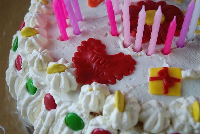 Favorittkake (bløtkake) med Non Stop, marsipanpynt og lys - utsnitt Ingredienser 2 Egg 180 g Sukker 125 g Hvetemel 1 ½ ts Bakepulver 2 ts Vaniljesukker 1 dl Kokende vann