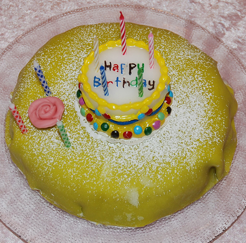 Favorittkake med grønnmarsipan, marsipanrose og bursdagslys Ingredienser 2 Egg 180 g Sukker 125 g Hvetemel 1 ½ ts Bakepulver 2 ts Vaniljesukker 1 dl Kokende vann