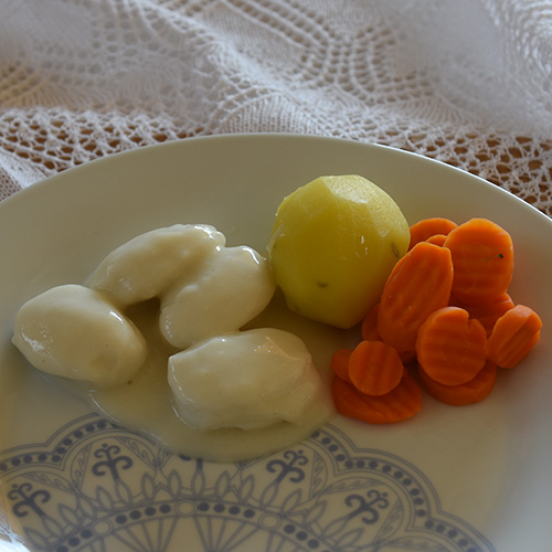 Fiskeboller i hvitsaus Ingredienser: 8-10 Poteter 4 Gulerøtter 1 pk Fiskeboller 2 ss Hvetemel 4 dl Melk ½ ts Salt ½ ts Pepper ½ - 1 ts Karri (valgfritt)