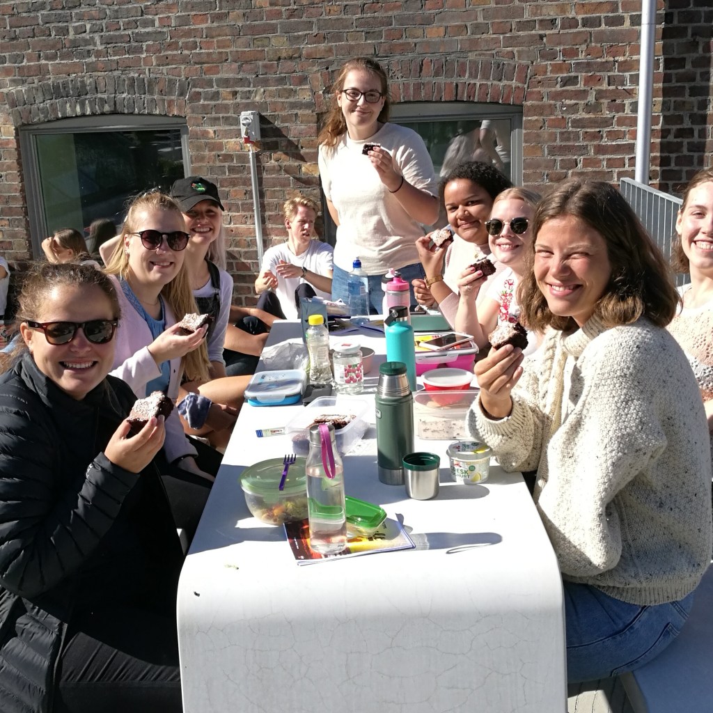 Utfordring 2019: Denne gangen bakte jeg sjokoladekake som står på side 82 og 83 i Baker Brun (2018) "Våre beste oppskrifter. 125 år med tradisjonsbakst". Min datter ønsket seg en kake til å ha med på skolen, siden ei venninne hadde bursdag, og de skulle feire i lunsjen. Når jeg får slike forespørsler blir jeg alltid så glad og gleder meg til å gå i gang. Denne gangen tenkte jeg at jeg skulle velge noe fra Baker Brun, både fordi det jeg har bakt så langt er veldig godt, og fordi jeg er langt på etterskudd i bakeutfordringen. Jeg bestemte meg for å prøve meg på sjokoladekake, oppskriften står på side 82-83. Kaka ble god og var en kjempesuksess blant jentene!