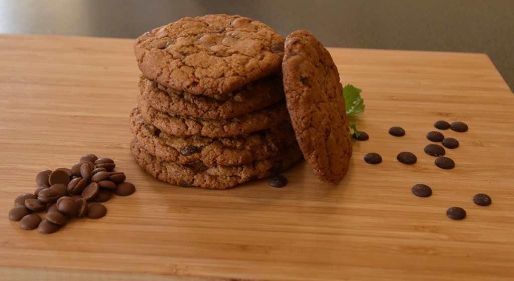 Havrekjeks med sjokoladebiter Ingredienser: 100 g Margarin 100 g Sukker (hvitt) 100 g Brunsukker 1 Egg ½ ts Vaniljeekstrakt 100 g Havregryn 125 g Hvetemel ½ ts Natron ½ ts Bakepulver ½ ts Salt 50 g Melkesjokolade - revet 115 g Sjokoladebiter