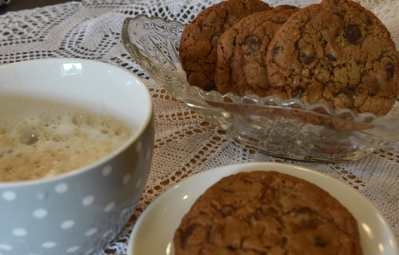 Havrekjeks med sjokoladebiter Ingredienser: 100 g Margarin 100 g Sukker (hvitt) 100 g Brunsukker 1 Egg ½ ts Vaniljeekstrakt 100 g Havregryn 125 g Hvetemel ½ ts Natron ½ ts Bakepulver ½ ts Salt 50 g Melkesjokolade - revet 115 g Sjokoladebiter