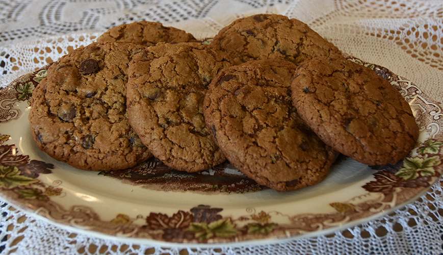 Havrekjeks med sjokoladebiter Ingredienser: 100 g	Margarin  100 g	Sukker (hvitt) 100 g	Brunsukker 1 	Egg  ½ ts	Vaniljeekstrakt 100 g	Havregryn 125 g	Hvetemel ½ ts	Natron  ½ ts	Bakepulver  ½ ts	Salt  50 g	Melkesjokolade - revet 115 g	Sjokoladebiter