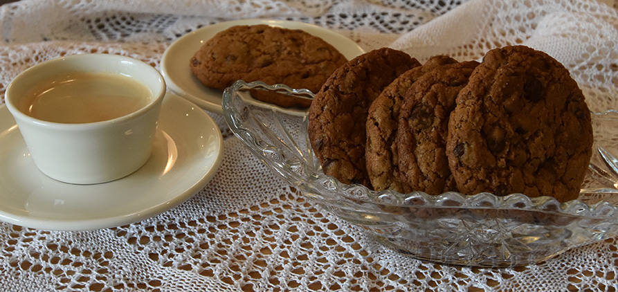 Havrekjeks med sjokoladebiter Ingredienser: 100 g	Margarin  100 g	Sukker (hvitt) 100 g	Brunsukker 1 	Egg  ½ ts	Vaniljeekstrakt 100 g	Havregryn 125 g	Hvetemel ½ ts	Natron  ½ ts	Bakepulver  ½ ts	Salt  50 g	Melkesjokolade - revet 115 g	Sjokoladebiter