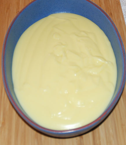 Heidis enkle vaniljekrem Ingredienser: 6 dl Melk 2 Egg 50 g Maizenna 1 ss Vaniljesukker 1 ss Sukker