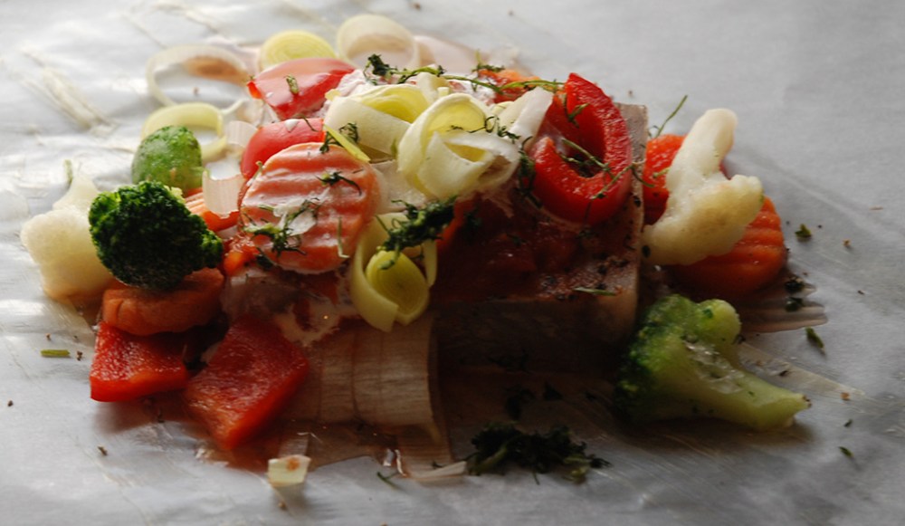 Innpakket sei Ingredienser: 600 g Seifilet (frosset blokk) 4 ss Smør (smeltet) 2 Tomater ½ Purre 1 Paprika Gulrot Blomkål Broccoli 4 ss Rømme Dill, persille Salt, pepper Sitron