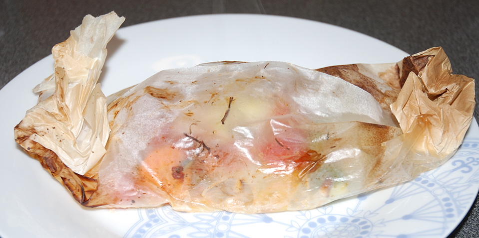 Innpakket sei Ingredienser: 600 g Seifilet (frosset blokk) 4 ss Smør (smeltet) 2 Tomater ½ Purre 1 Paprika Gulrot Blomkål Broccoli 4 ss Rømme Dill, persille Salt, pepper Sitron