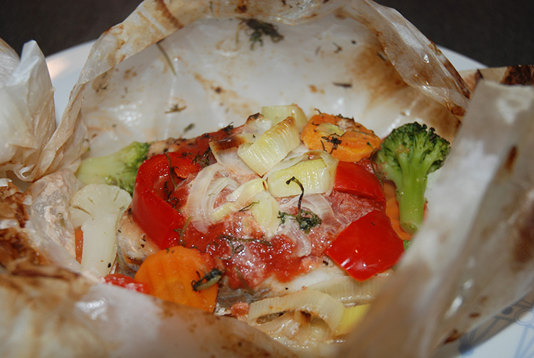 Innpakket sei Ingredienser: 600 g Seifilet (frosset blokk) 4 ss Smør (smeltet) 2 Tomater ½ Purre 1 Paprika Gulrot Blomkål Broccoli 4 ss Rømme Dill, persille Salt, pepper Sitron