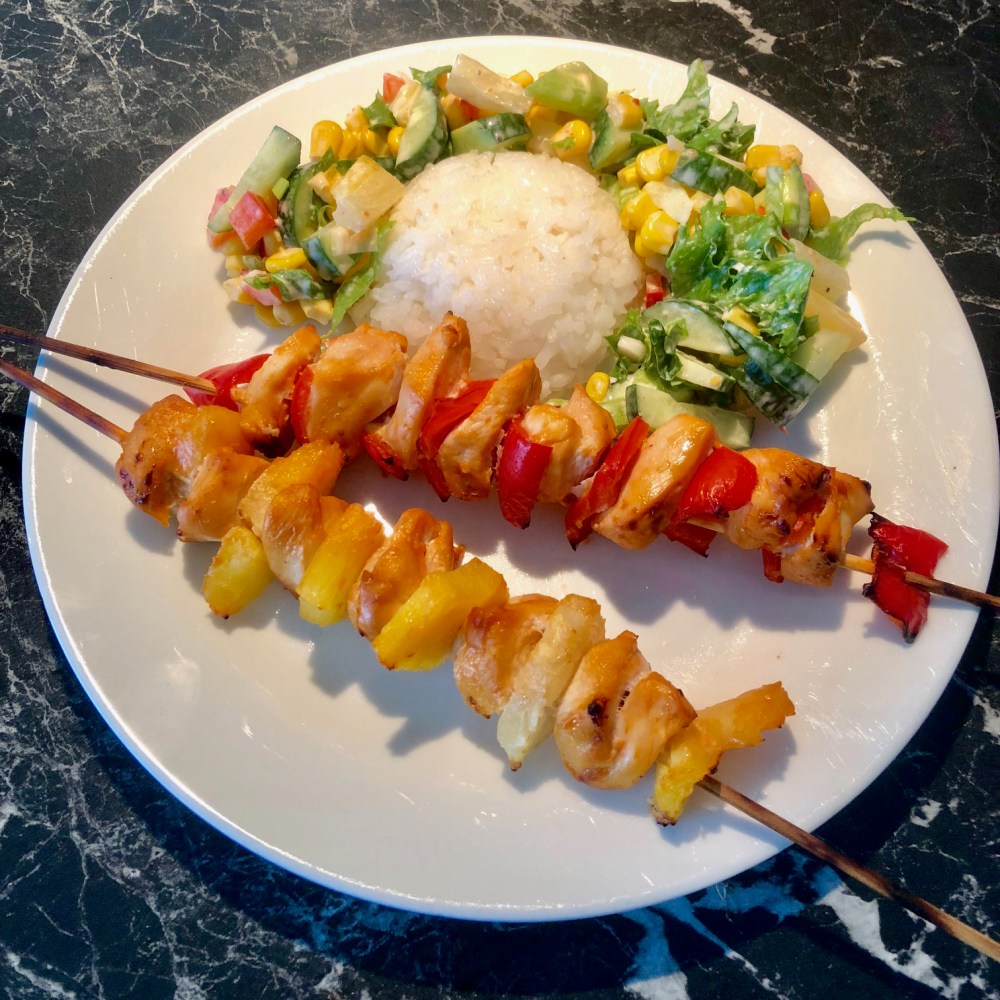 Grillspyd med ananas og paprika Ingredienser 4 Kyllingfileter 2 bx Ananas (ringer, hermetiske) 1 Paprika 2 ss Soya saus 2 ss Ketchup 1 s Majones 2 ss Saft fra hermetiske ananaser 10 -12 Grillpinner