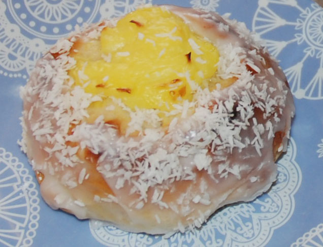 Skoleboller etter oppskrift fra Baker Brun Ingredienser: 6 dl Melk 150 g Smør 1 pk Gjær 1 kg Hvetemel 1½ dl Sukker 1 Egg 1 porsjon Vaniljekrem