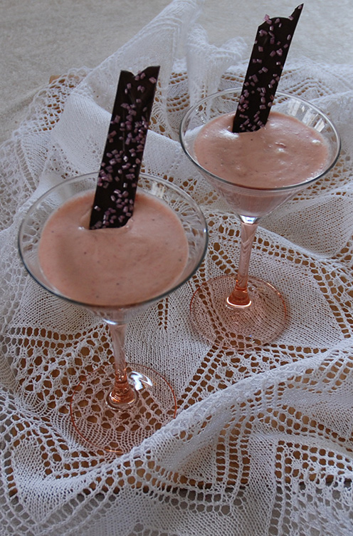 Jorbærmousse med sjokoladepynt i høye glass Ingredienser: 500 g Jordbær (frosne) 6 pl Gelatin 3 ss Vann 3 ss Sitron 3 dl Fløte 3 Egg 6 - 9 ss Sukker (ca. 1 dl)