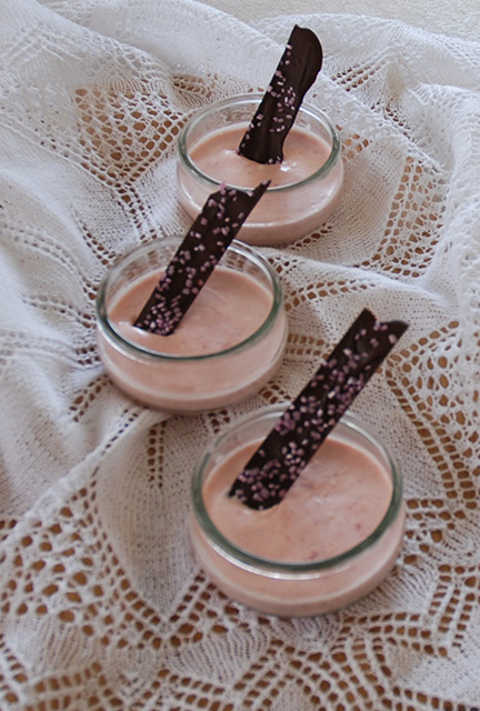 Jorbærmousse i tre lave glass på hvit duk Ingredienser: 500 g Jordbær (frosne) 6 pl Gelatin 3 ss Vann 3 ss Sitron 3 dl Fløte 3 Egg 6 - 9 ss Sukker (ca. 1 dl)