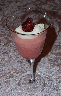 Jorbærmousse med krem og jordbær i høyt glass Ingredienser: 500 g Jordbær (frosne) 6 pl Gelatin 3 ss Vann 3 ss Sitron 3 dl Fløte 3 Egg 6 - 9 ss Sukker (ca. 1 dl)