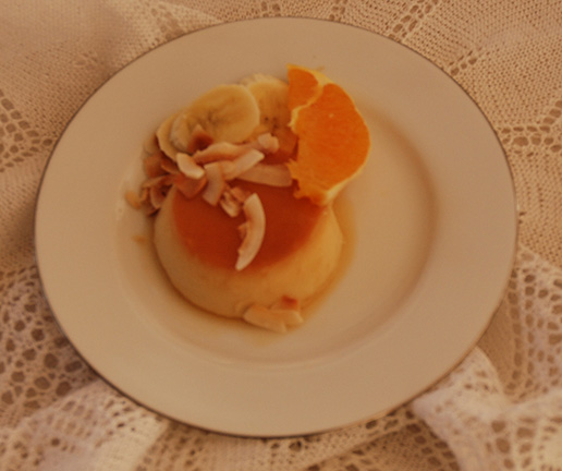 Kokos- og fløtepudding Ingredienser: 125 g Sukker 1 ½ dl Vann 1 bx Kokosmelk (4 dl) 4 Egg 1 s Sukker 1 dl Fløte 1 dl Melk 1-2 ss Kokos (ristet) Banan, appelsin