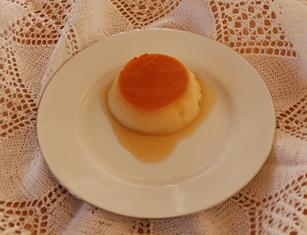 Kokos- og fløtepudding Ingredienser: 125 g Sukker 1 ½ dl Vann 1 bx Kokosmelk (4 dl) 4 Egg 1 s Sukker 1 dl Fløte 1 dl Melk 1-2 ss Kokos (ristet) Banan, appelsin