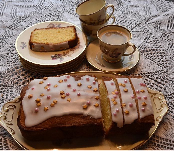 Sitronformkake etter oppskrift fra Baker Brun Ingredienser: 2 dl Sukker 180 g Smør 3 Egg 3,6 dl Hvetemel 1½ ts Bakepulver 1 ts Vaniljesukker 1 Sitron (revet skall) Sitronsaft ( ca. ½ dl )