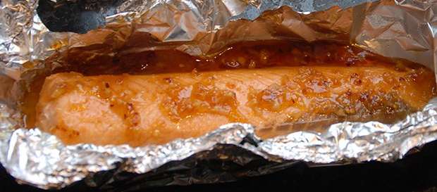 Laks med honning, chili og sitron Ingredienser 1 Lakseside 1 Sitron (saft og skall) ¼ ts Chiliflak 1 ss Honning 2 fedd Hvitløk (hakket) ½ ts Salt 2 ss Smør (kaldt) ¼- ½ ts chipotle chili pulver