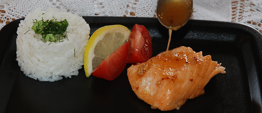 Laks med honning, chili og sitron Ingredienser 1 Lakseside 1 Sitron (saft og skall) ¼ ts Chiliflak 1 ss Honning 2 fedd Hvitløk (hakket) ½ ts Salt 2 ss Smør (kaldt) ¼- ½ ts chipotle chili pulver