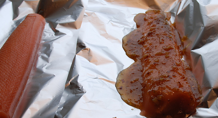 Laks med honning, chili og sitron Ingredienser 1 Lakseside 1 Sitron (saft og skall) ¼ ts Chiliflak 1 ss Honning 2 fedd Hvitløk (hakket) ½ ts Salt 2 ss Smør (kaldt) ¼- ½ ts chipotle chili pulver