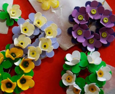 Nå er det 17. mai snart og jeg begynte å lure på hvor er mai blomstene blitt av? Nå er det jammen lenge siden jeg har sett noen som selger dem. Før i tiden var det jo et sikkert tegn på at 17-mai nærmet seg med stormskritt når det kom maiblomster. Det var skikkelig spennende å se hvilke farger som kom, og stas å få velge seg en maiblomst. Favoritten min var den hvite blomsten med grønne blader,- men jeg hadde nok ulike varianter hvert år. Den blomsten som ikke varierte var en stor en som man kunne feste på bilgrillen - den var selvfølgelig i rødt, hvitt og blått. Det var Norske Kvinners Sanitetsforening og Nasjonalforeningen for folkehelsen som var arrangører for salget (tror jeg). Jeg husker iallefall at da jeg gikk på barneskolen kunne vi melde oss som selgere for brett av maiblomster, og inntekten for salget gitt alltid til en god sak. Hm, når forsvant dem egentlig? Og, hvorfor forsvant de? Det må jo ha vært en stor inntektskilde!