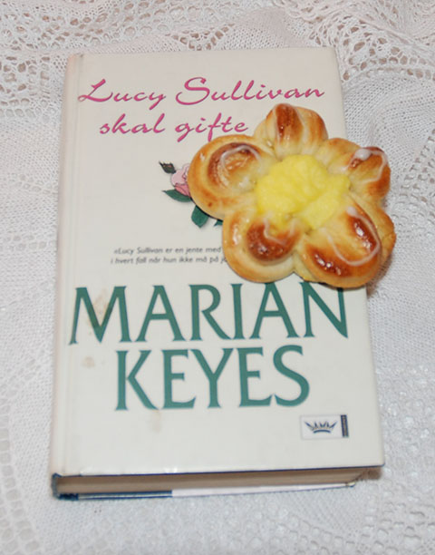 Maibolle og Keyes, Marian (2007) «Lucy Sullivan skal gifte seg». N.W.DAMM & søn