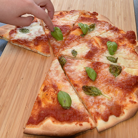 Pizza Margherita Ingredienser - Fyll 1 bx Tomater (hermetiske) 2 fedd Hvitløk (finhakket) 1 ss Olivenolje Basilikum (blader) 2 Mozzarella (skivet) 1 ss Olivenolje (valgfritt)