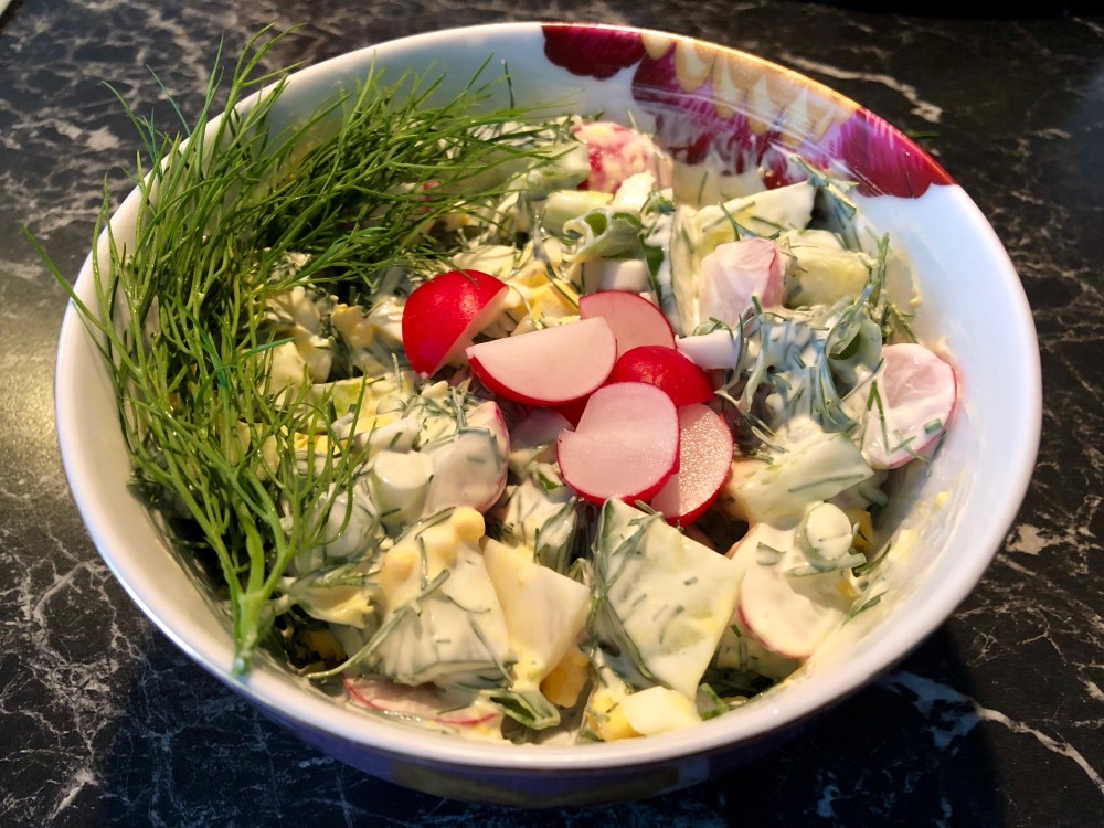 Reddiksalat Ingredienser 15 Reddiker 1 Agurk 2 Hardkokt egg 2 bunter Dill 1 bunt Vårløk 3 ss Rømme 1 s Majones (valgfritt)