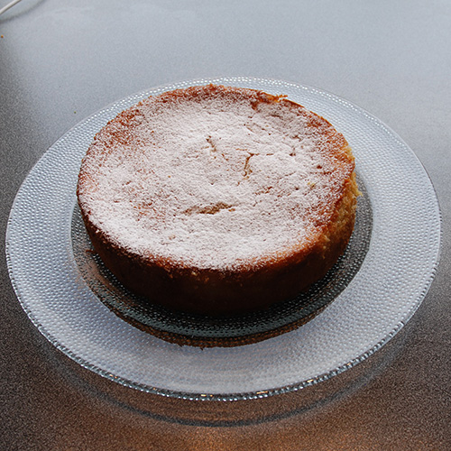 Ricotta- og limekake  Ingredienser:  100 g 	Smør  150 g	Sukker 3	Egg 1	Lime (saft og skall) 150 g	Hvetemel 2 ts	Bakepulver 2 ts	Vaniljesukker  1 bx	Ricotta (250 g) ½ dl	Melk 	Melis og bringebær  Ingredienser mascarponekrem:  3 dl	Fløte ½ bx	Mascarpone (125g) 1 ts	Vaniljesukker