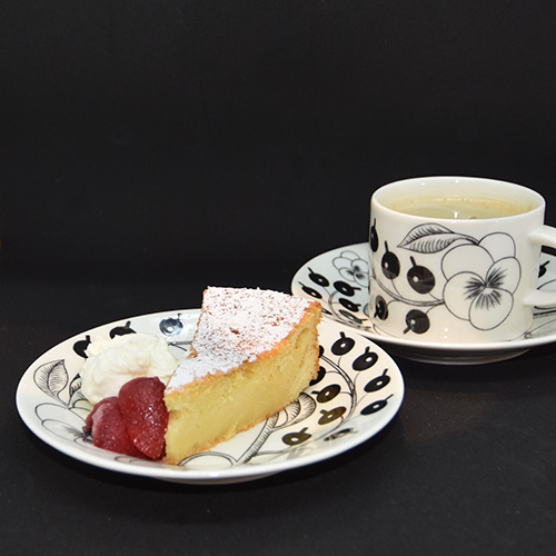 Ricotta- og limekake Ingredienser: 100 g Smør 150 g Sukker 3 Egg 1 Lime (saft og skall) 150 g Hvetemel 2 ts Bakepulver 2 ts Vaniljesukker 1 bx Ricotta (250 g) ½ dl Melk Melis og bringebær Ingredienser mascarponekrem: 3 dl Fløte ½ bx Mascarpone (125g) 1 ts Vaniljesukker