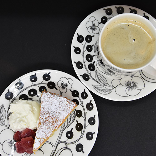 Ricotta- og limekake  Ingredienser:  100 g 	Smør  150 g	Sukker 3	Egg 1	Lime (saft og skall) 150 g	Hvetemel 2 ts	Bakepulver 2 ts	Vaniljesukker  1 bx	Ricotta (250 g) ½ dl	Melk 	Melis og bringebær  Ingredienser mascarponekrem:  3 dl	Fløte ½ bx	Mascarpone (125g) 1 ts	Vaniljesukker