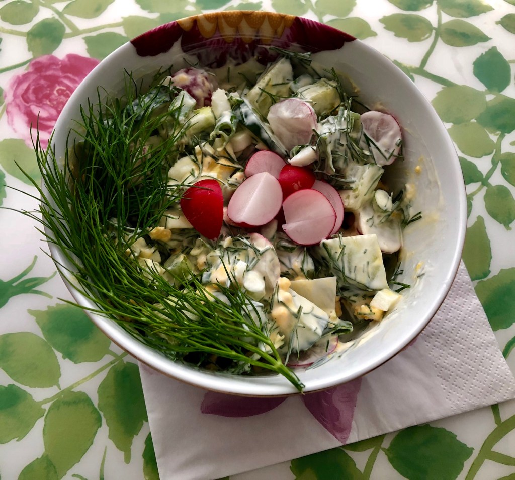 Reddiksalat Ingredienser 15 Reddiker 1 Agurk 2 Hardkokt egg 2 bunter Dill 1 bunt Vårløk 3 ss Rømme 1 s Majones (valgfritt)