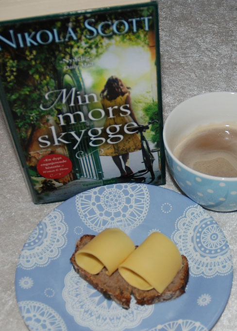 Scott, Nicola (2018) «Min mors skygge» Vigmostad & Bjørke og Rugbrød med misværos