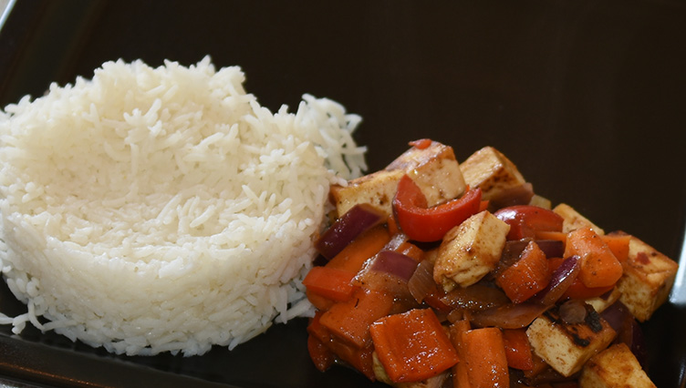 Tika-masala Tofu med ris Ingredienser: 250 g Tofu (fast, avrent) 2 ss Olje (nøytral) ¼ Purreløk 1 Paprika 2 Gulerøtter 1 Løk (rød) 1 ts Tikka-masala pulver 2 ts Soyasaus 1 ss Søt chilisaus 1 ss Vann Koriander, Lime Ris