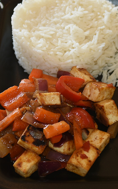 Tika-masala Tofu med ris Ingredienser: 250 g Tofu (fast, avrent) 2 ss Olje (nøytral) ¼ Purreløk 1 Paprika 2 Gulerøtter 1 Løk (rød) 1 ts Tikka-masala pulver 2 ts Soyasaus 1 ss Søt chilisaus 1 ss Vann Koriander, Lime Ris