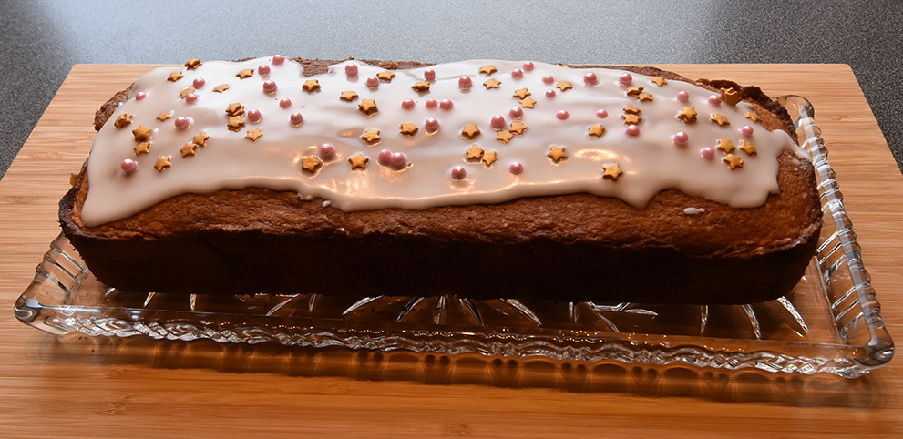 Sitronformkake etter oppskrift fra Baker Brun Ingredienser: 2 dl 	Sukker 180 g	Smør  3	Egg 3,6 dl 	Hvetemel  1½ ts 	Bakepulver 1 ts	Vaniljesukker 1	Sitron (revet skall) 	Sitronsaft ( ca. ½ dl ) 