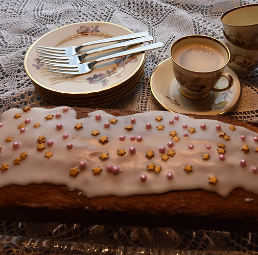 Sitronformkake etter oppskrift fra Baker Brun Ingredienser: 2 dl Sukker 180 g Smør 3 Egg 3,6 dl Hvetemel 1½ ts Bakepulver 1 ts Vaniljesukker 1 Sitron (revet skall) Sitronsaft ( ca. ½ dl )