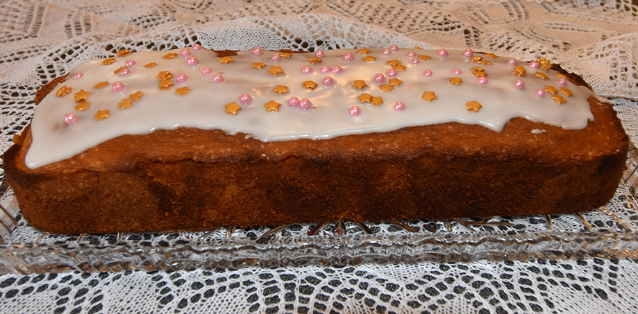 Sitronformkake etter oppskrift fra Baker Brun Ingredienser: 2 dl 	Sukker 180 g	Smør  3	Egg 3,6 dl 	Hvetemel  1½ ts 	Bakepulver 1 ts	Vaniljesukker 1	Sitron (revet skall) 	Sitronsaft ( ca. ½ dl ) 